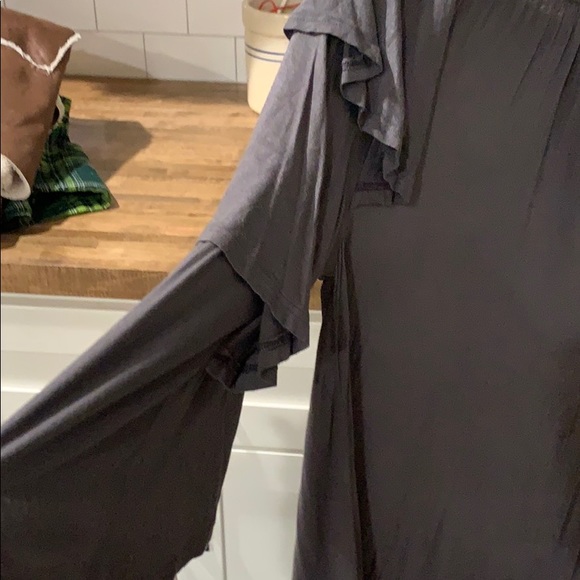 Gray tunic with super cute sleeves - Picture 4 of 4